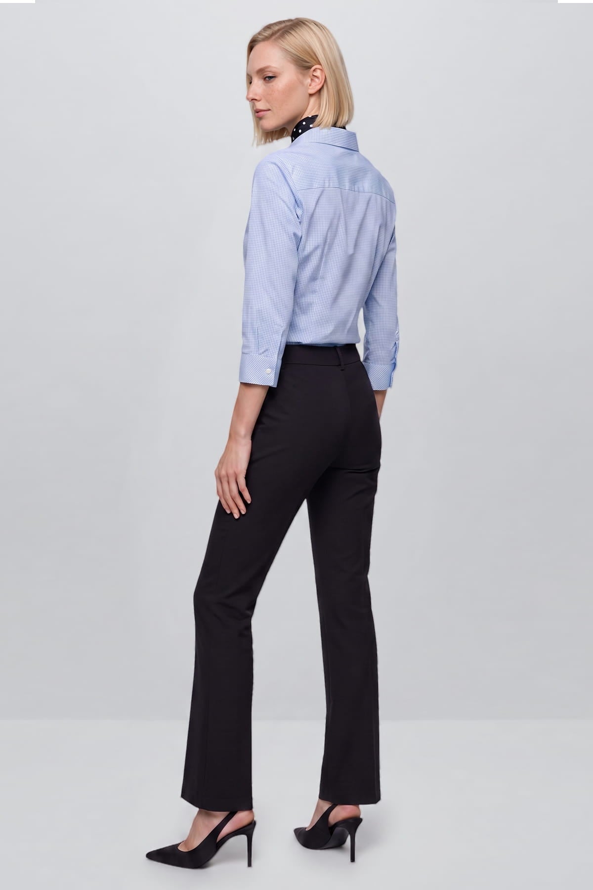 Schwarze Damen-Lycra-Hose, seitlicher Blick, gerader Beinverlauf, Knöchellänge