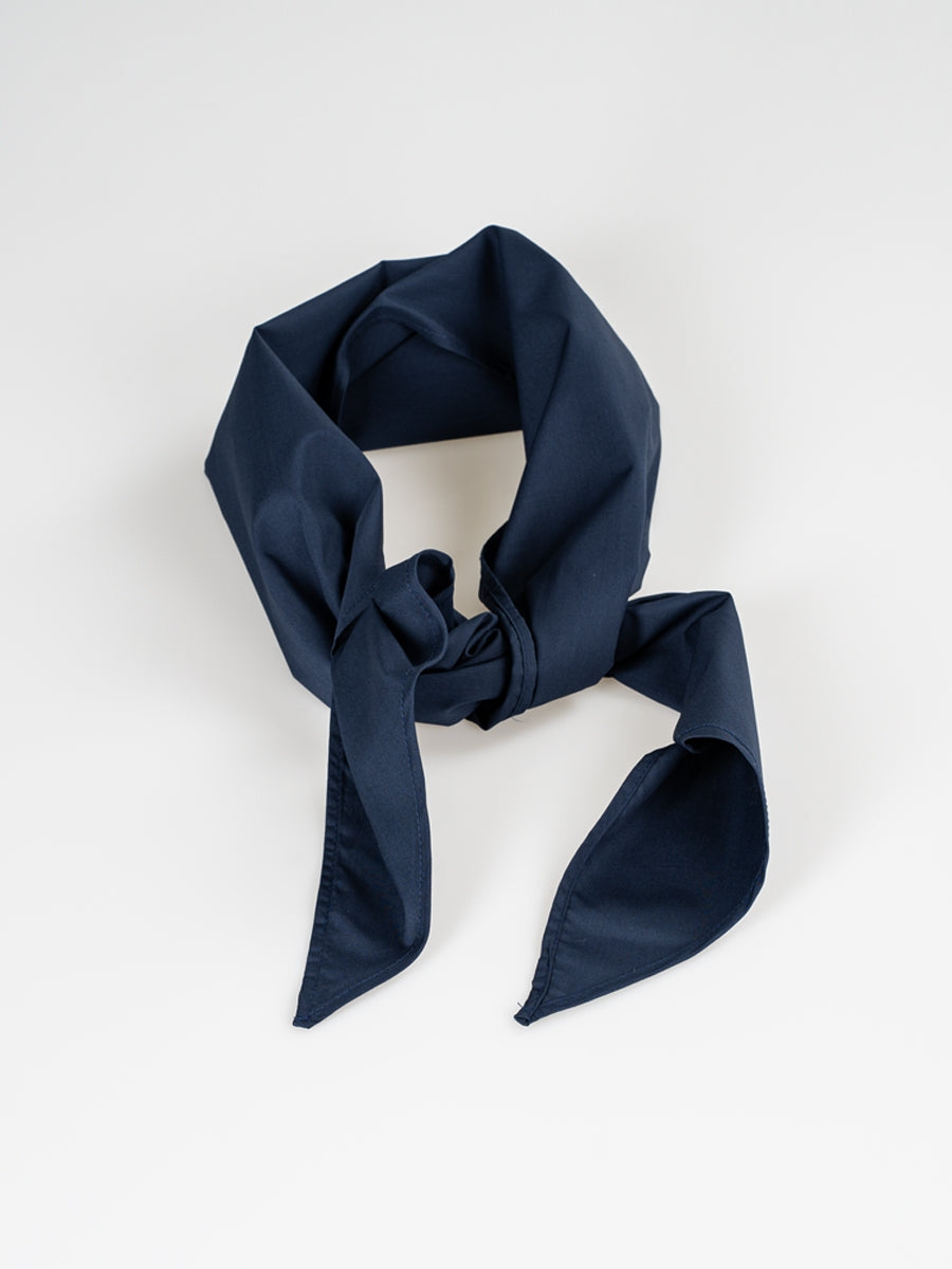 Marineblaues Halstuch mit Schlaufe und Knoten
