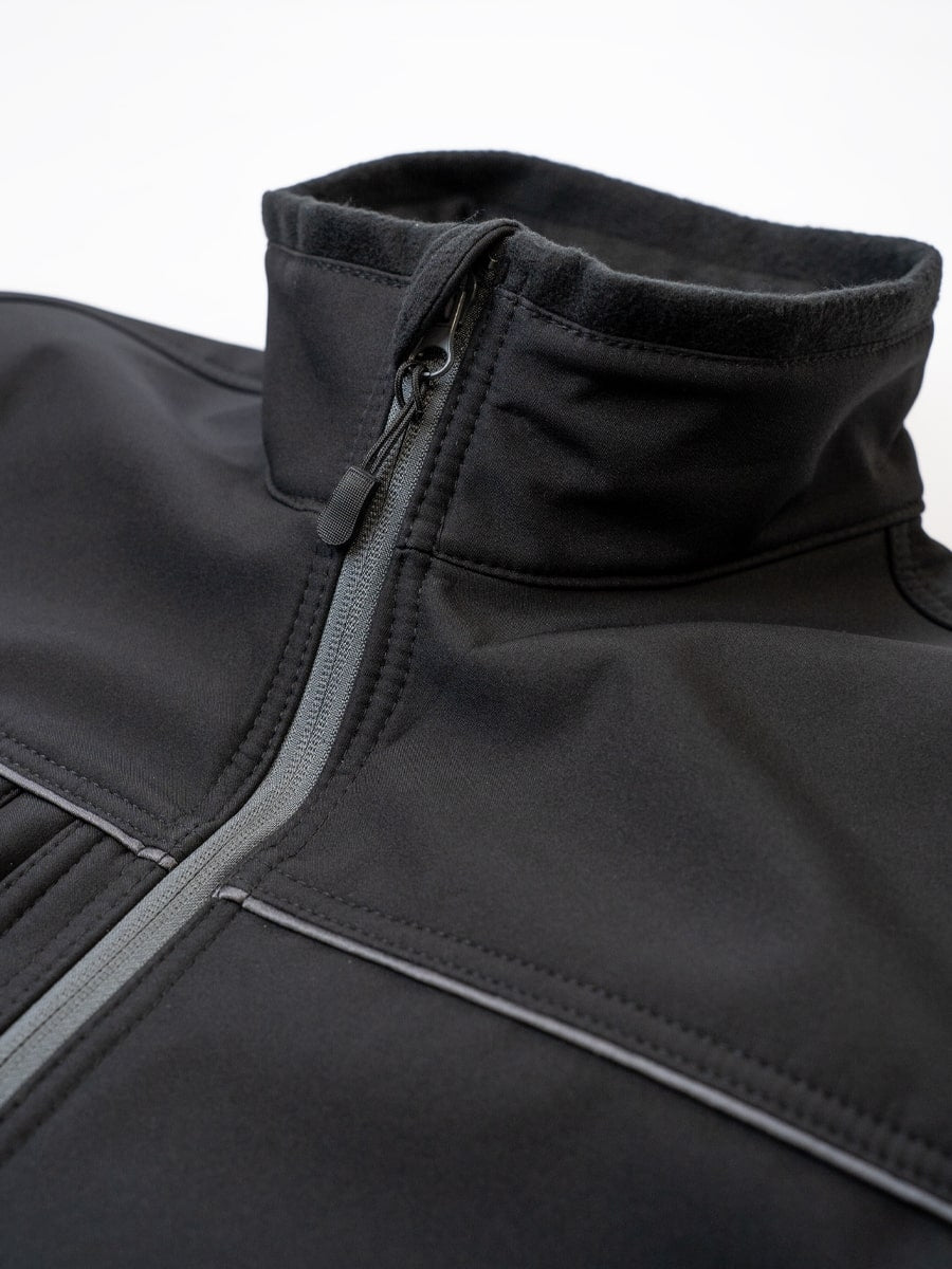 Softshell-Jacke mit hochgezogenem Kragen und Reißverschluss