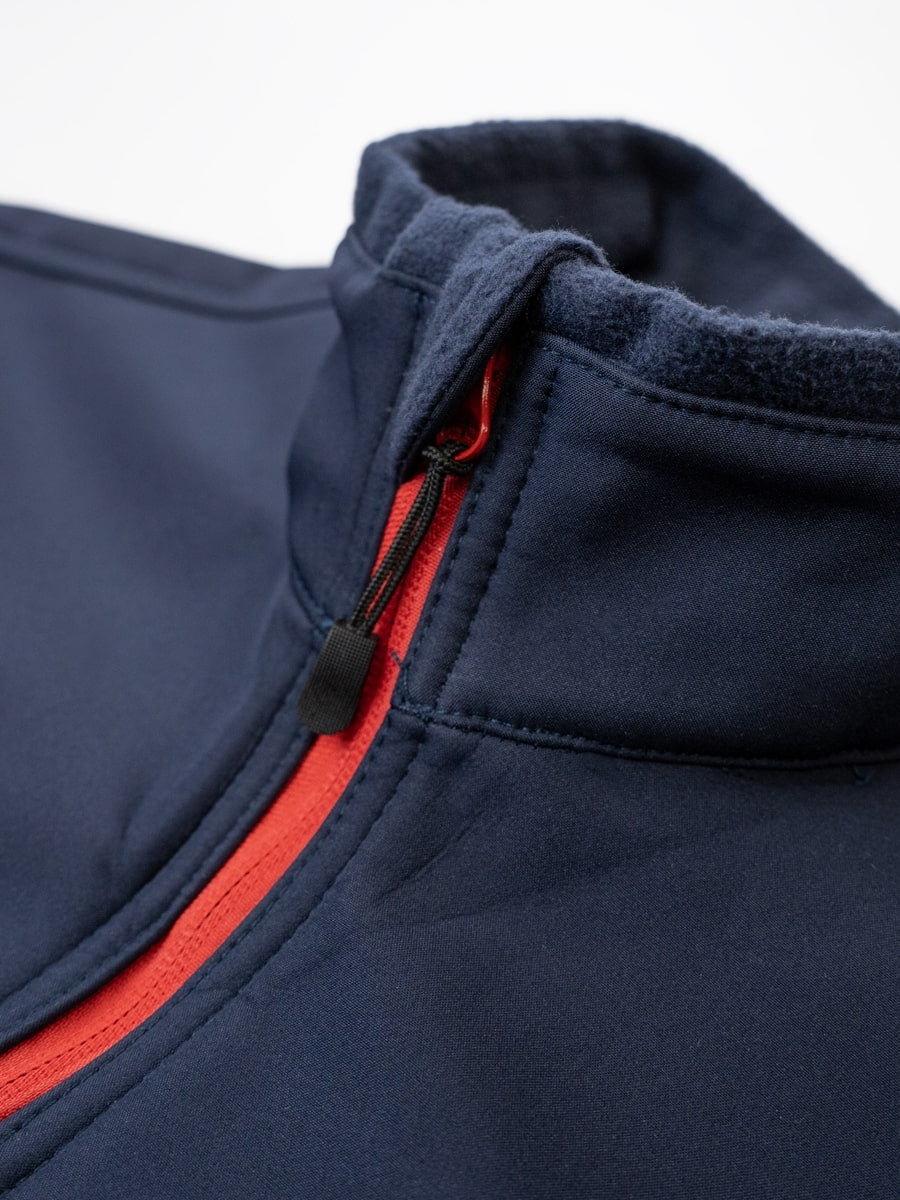 Softshell-Kragen mit Reißverschluss-Schieber und rotem Einfassungsband, Detail