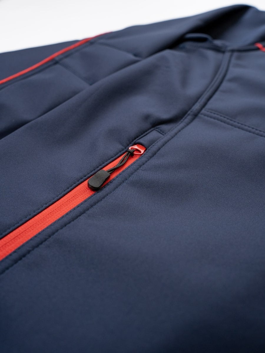 Softshell-Jacke mit Reißverschluss und rotem Zierstreifen, Vorderdetail