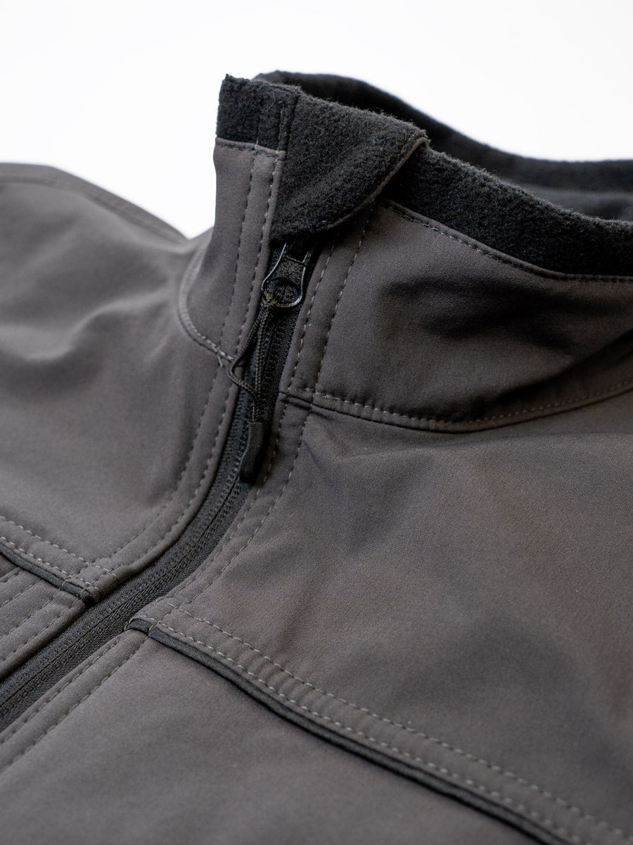 Softshell-Jacke, Nahaufnahme: Stehkragen und Reißverschluss mit Kinnschutz