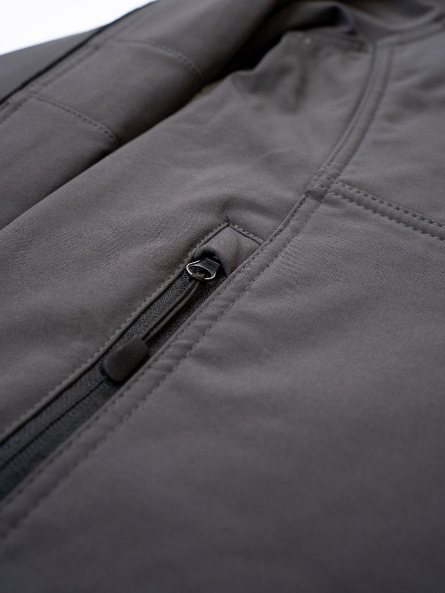 Softshell-Jacke, Detail vom Reißverschluss und Ziernähten an der Brust
