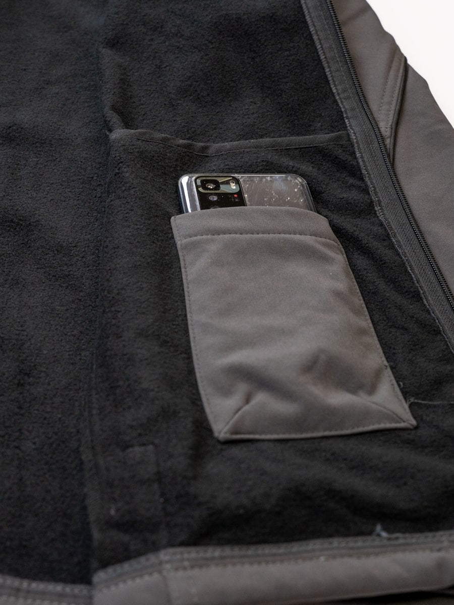Softshell-Jacke mit Innentasche, Smartphone im Schutzfach mit Reißverschluss
