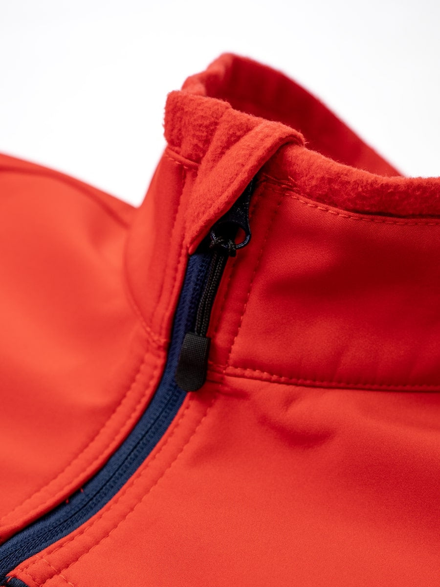 Softshelljacke: Detail des Innenfutters am Stehkragen und des Frontreißverschlusses
