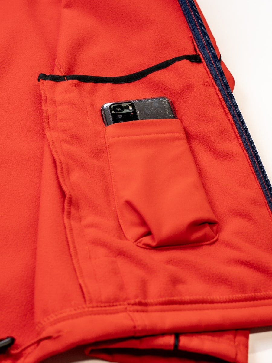 Softshelljacke Detail: Brusttasche mit Reißverschluss und innenliegender Handyöffnung