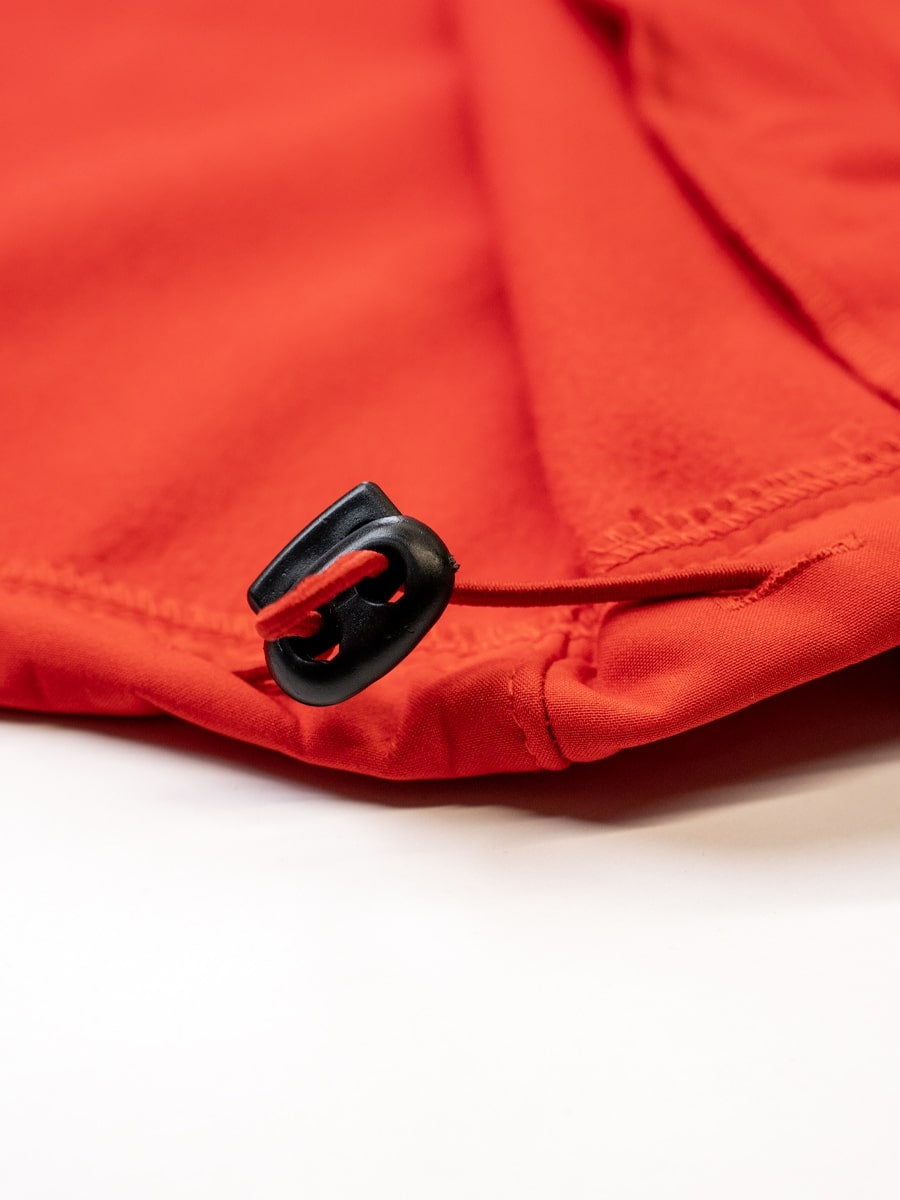 Softshelljacke Detail: verstellbarer Kordelzug am Ärmelbündchen mit schwarzer Kappe