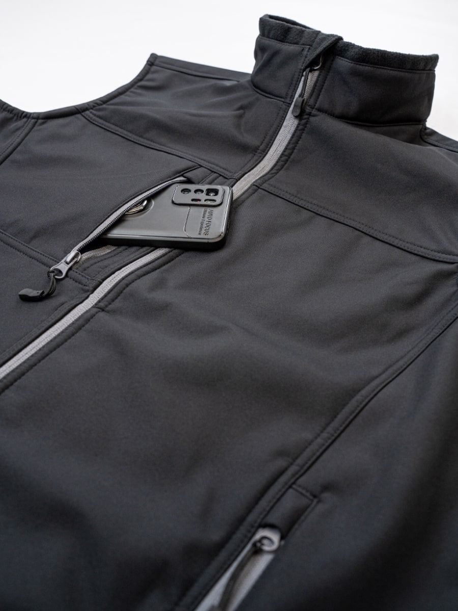 Schwarze Softshell-Weste, Vorderansicht mit Stehkragen und Reißverschluss vorn