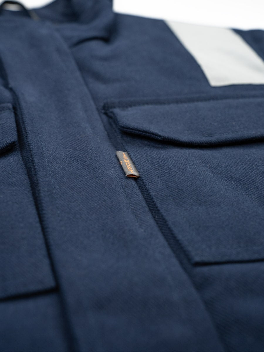 Marineblaue Weste mit Brusttasche, Riegel am Frontbereich und verdecktem Reißverschluss