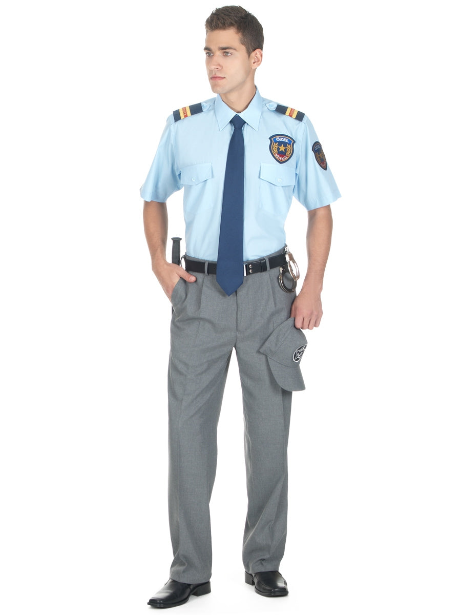 Hellblaues Kurzarmhemd mit Schulter-Apoletten, Brusttaschen und Knopfleiste.