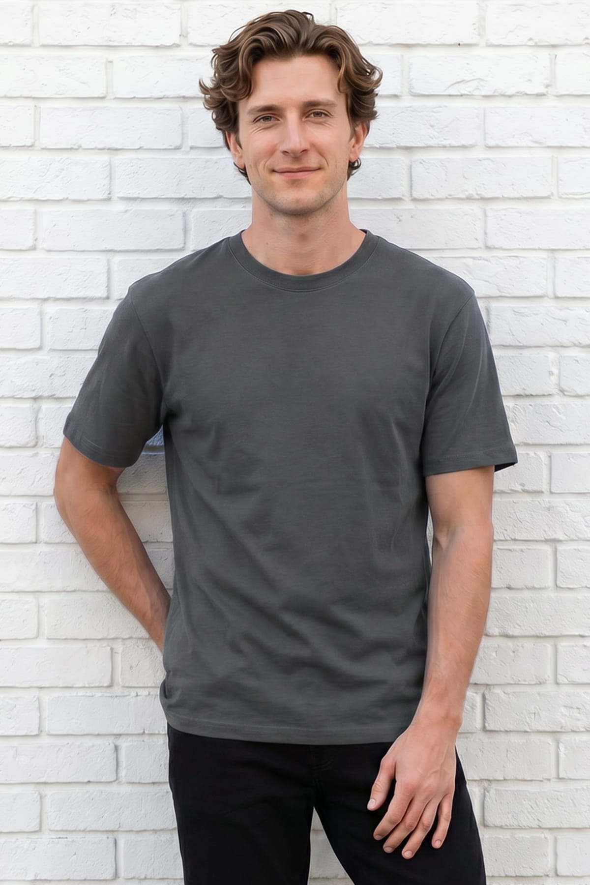 Herren-Rundhals-T‑Shirt in dunklem Anthrazit, kurzarm, schlicht