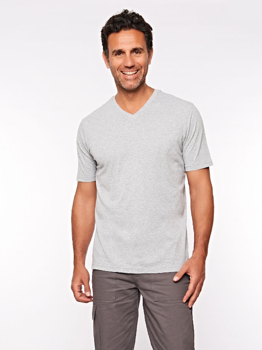 Graues Herren-T-Shirt mit V-Ausschnitt, kurzärmelig am Model getragen