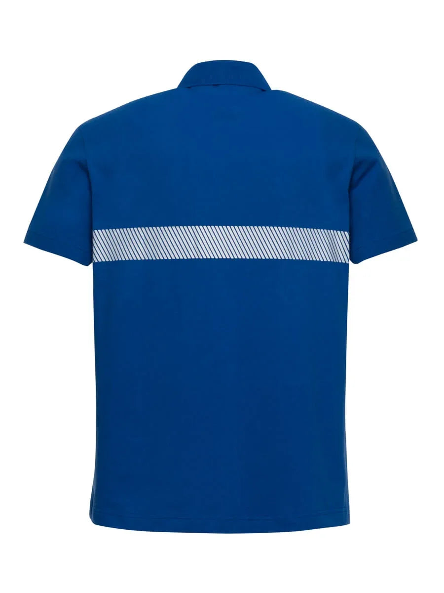Rückansicht blaues Polo-Shirt mit kurzem Arm und gestreiftem Band über dem Rücken