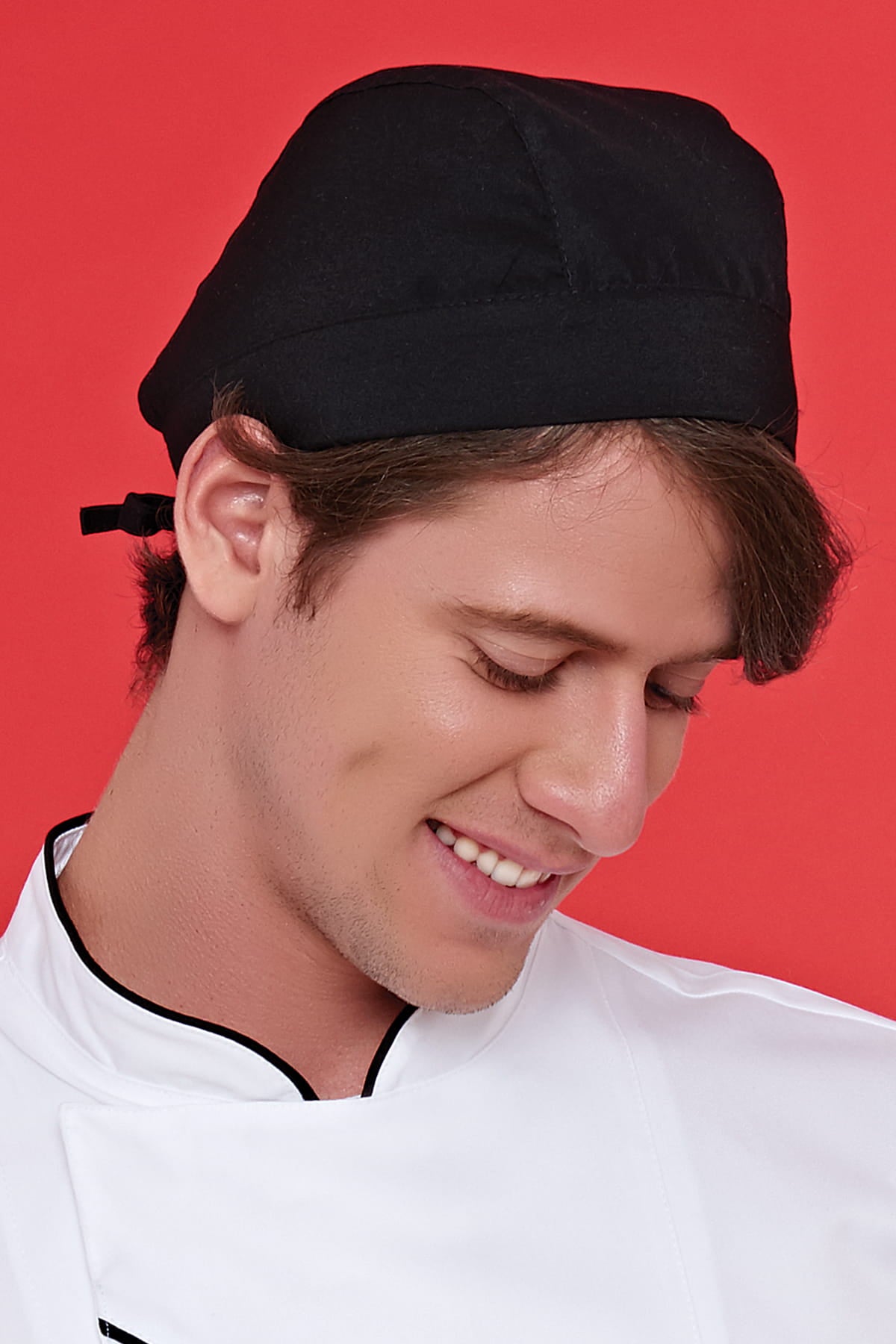 Schwarze Bandana, als Mützenform getragen, vorne glatt