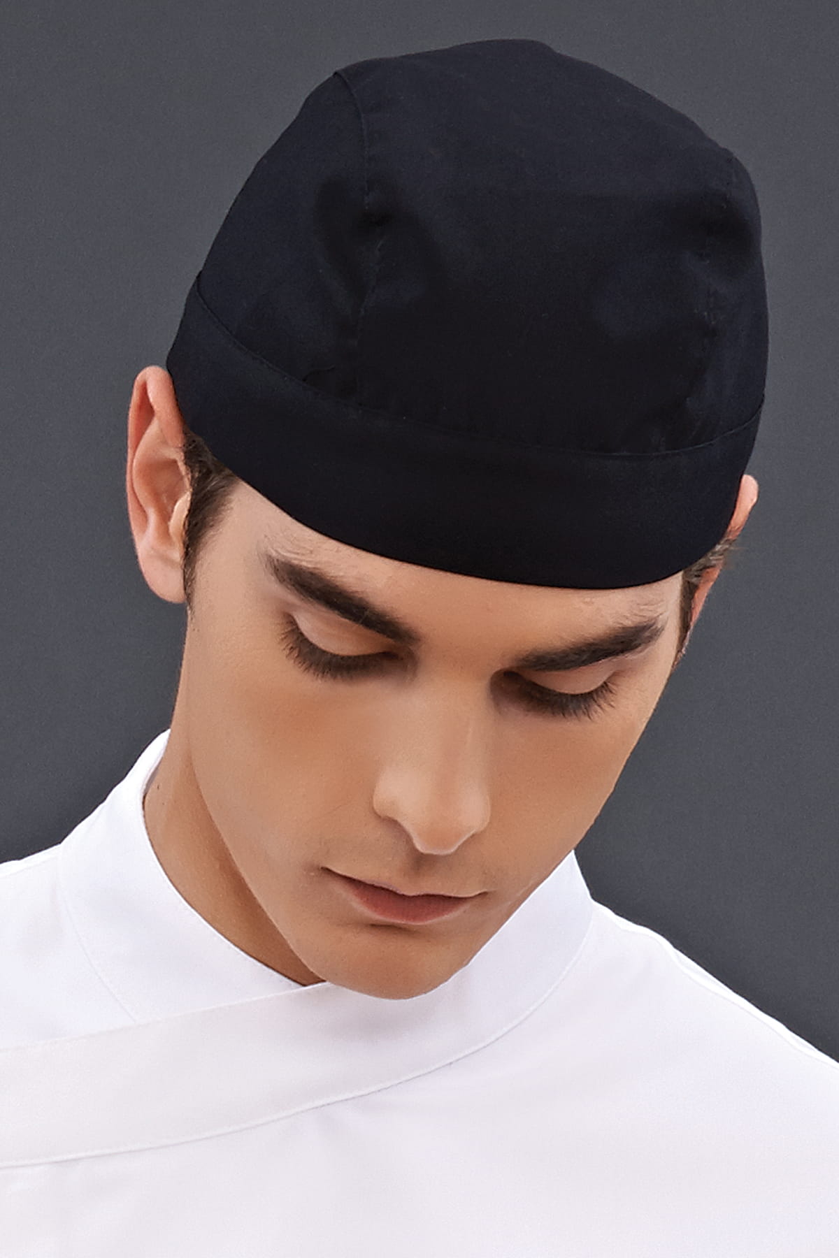 Schwarze Bandana, als Mütze getragen, seitliche Ansicht