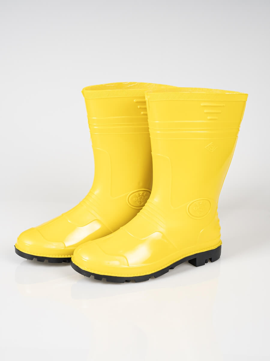 Paar kurzer gelber Gummistiefel mit geradem Schaft und Profilsohle