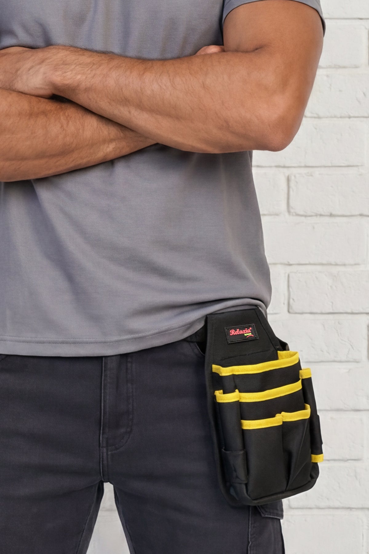 Werkzeugtasche am Gürtel, schwarze Tasche mit gelben Fächern am Oberkörper