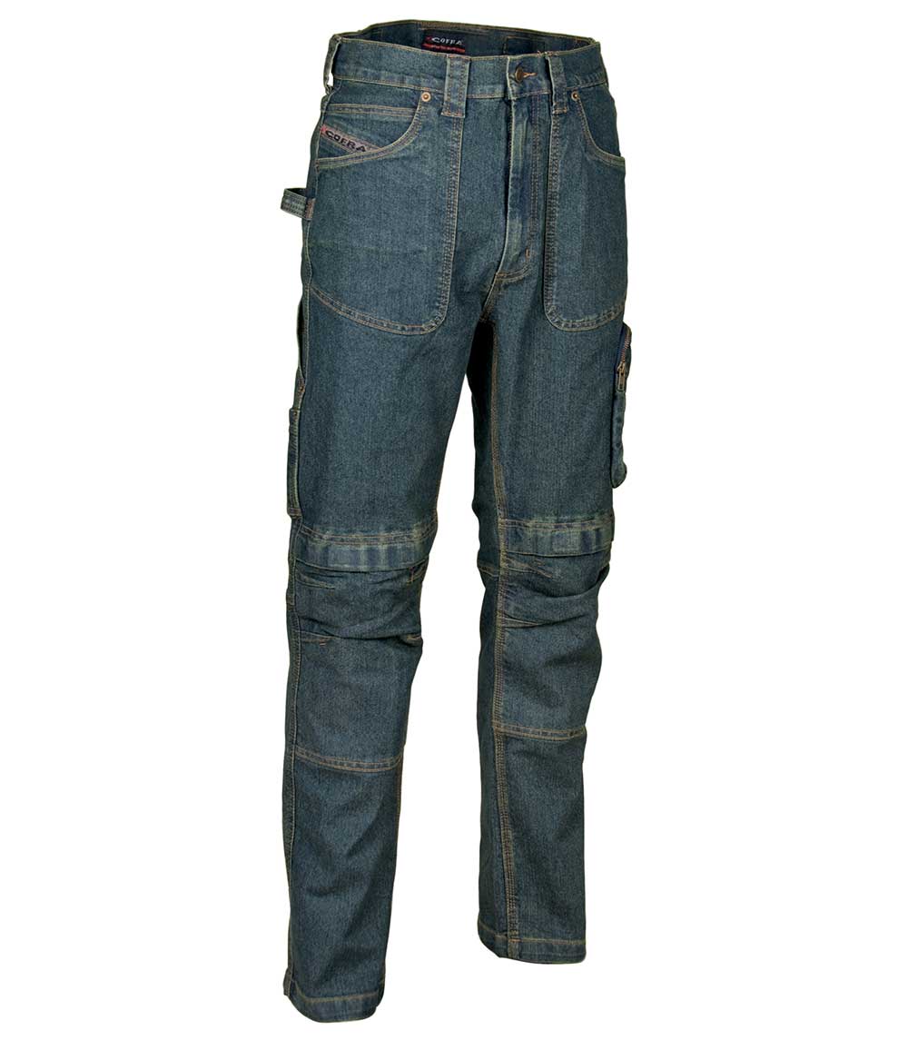 Jeanshose aus blauem Denim mit Knopfverschluss und aufgesetzten Taschen an den Beinen