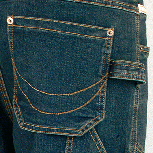 Jeanshose blau: Vorderseite mit aufgesetzter Tasche und sichtbaren Ziernähten