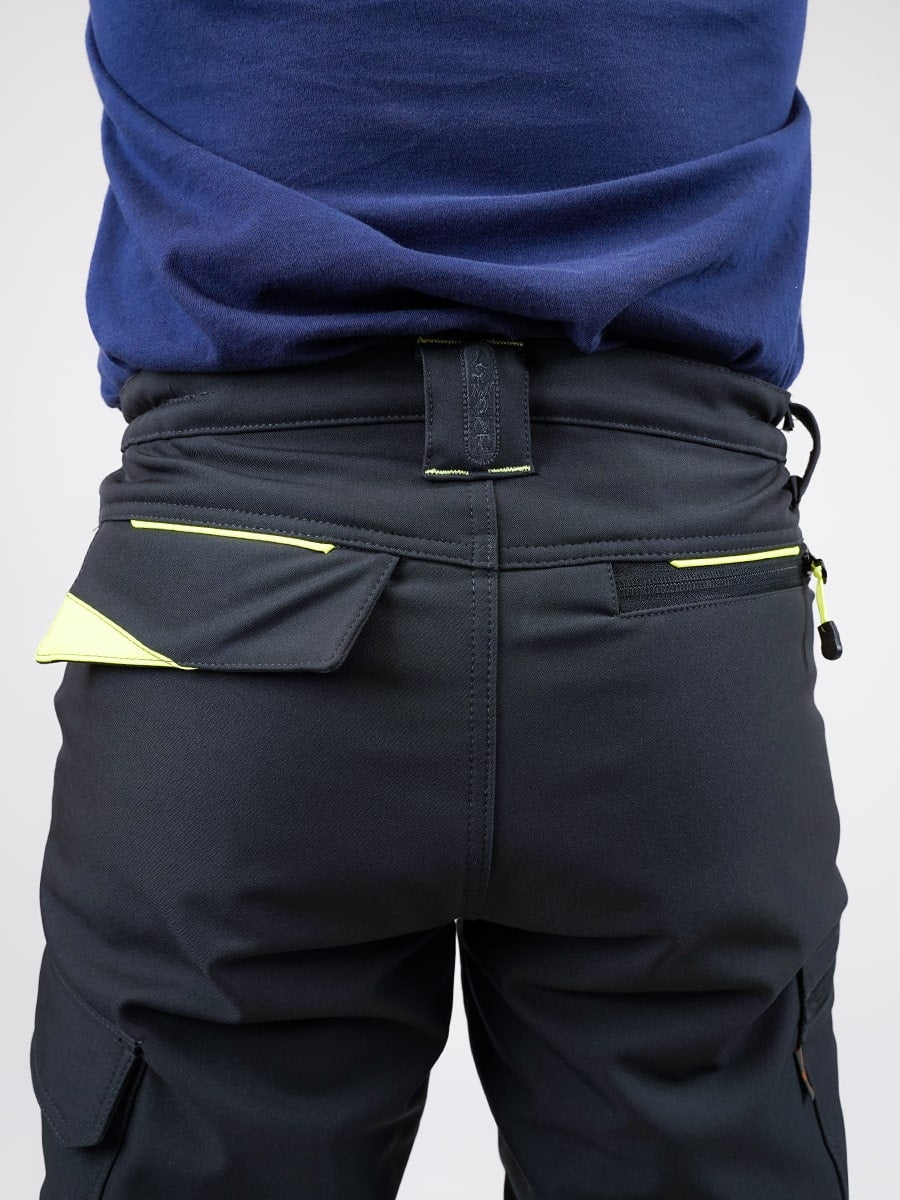 Dunkle Softshell-Bundhose mit Bund und seitlichen Taschenklappen, gelb kontrastierende Nähte