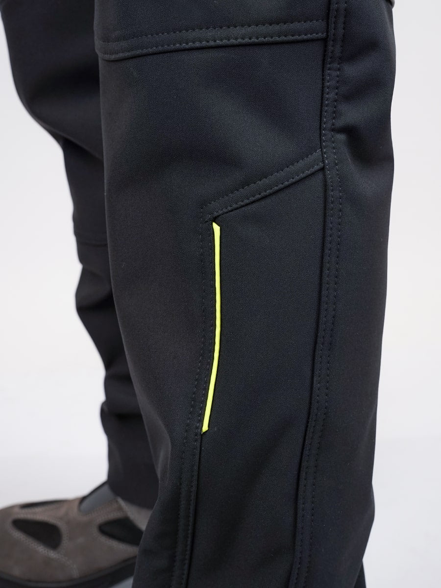 Dunkle Softshell-Bundhose mit Knie-Tasche und senkrechter gelber Ziernaht am Bein