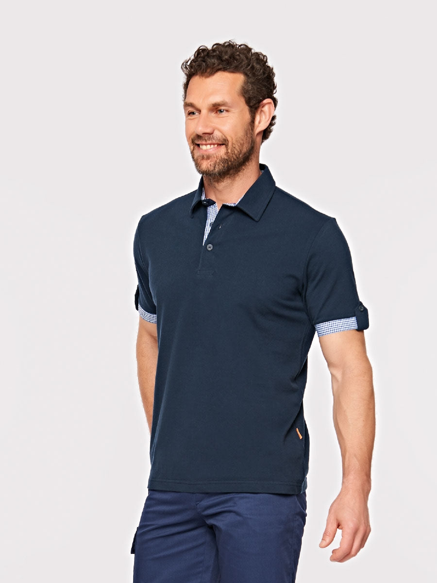 Marineblaues Poloshirt (Seitenansicht) mit hellblauem Streifen am Kragen und Ärmelbündchen