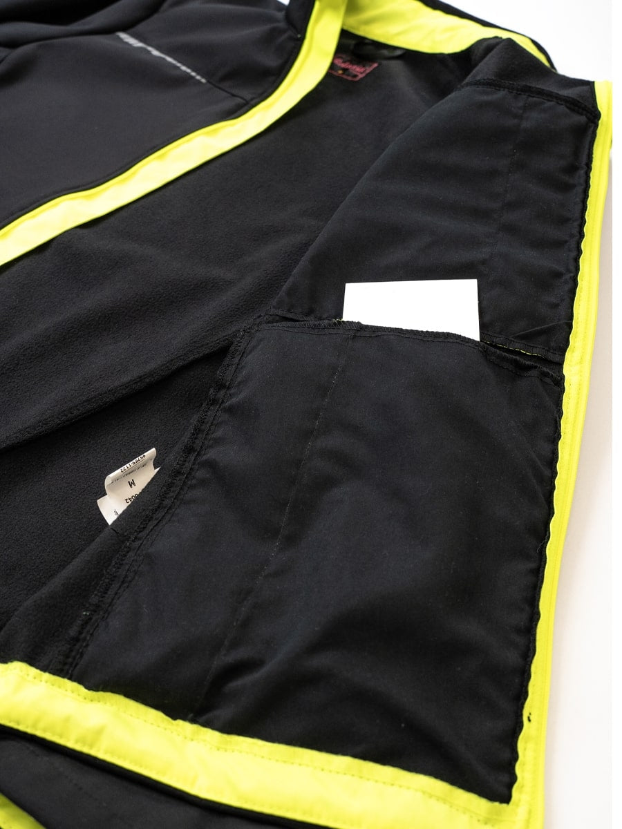 Schwarze Softshelljacke mit Taschenöffnung und Neon-Gelb eingefasster Kante