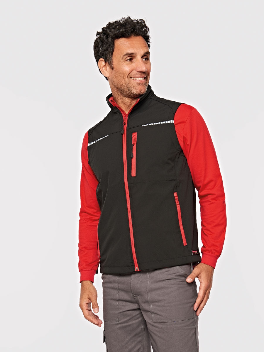 Softshell-Sportweste am Modell: schwarze Weste mit rotem Innenkragen und seitlichen Taschen