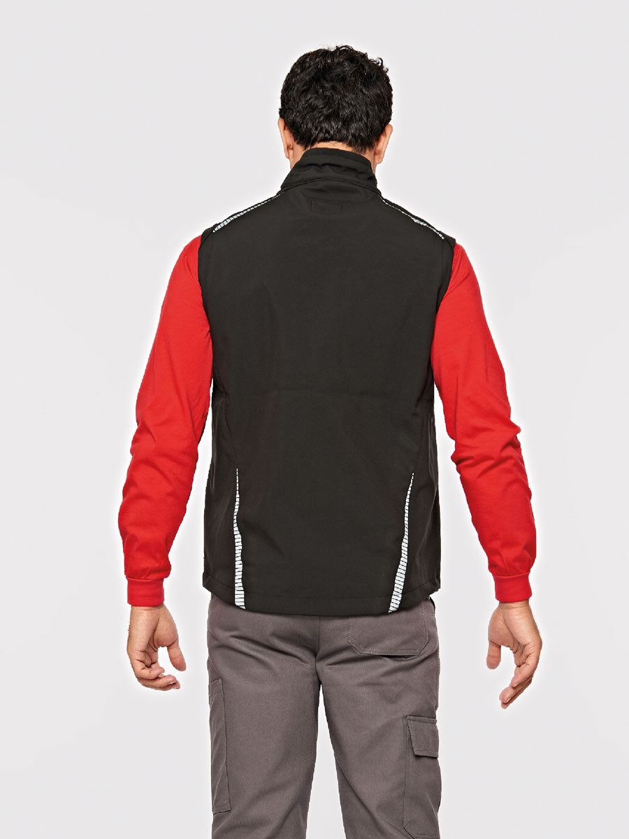 Softshell-Sportweste Rückansicht am Modell: schwarze Weste mit roten Einsätzen und Reflexdetails
