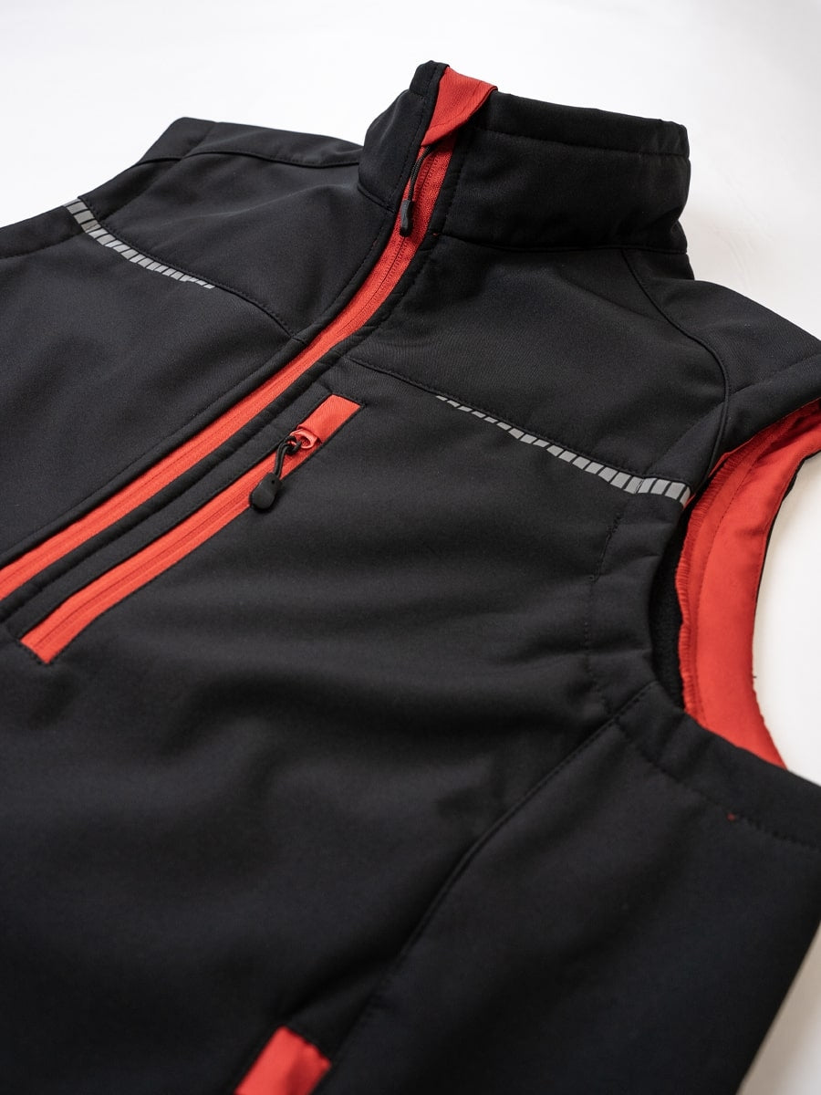 Softshell-Sportweste Detailansicht: Reißverschluss mit rotem Schieber, kontrastierende Ziernaht