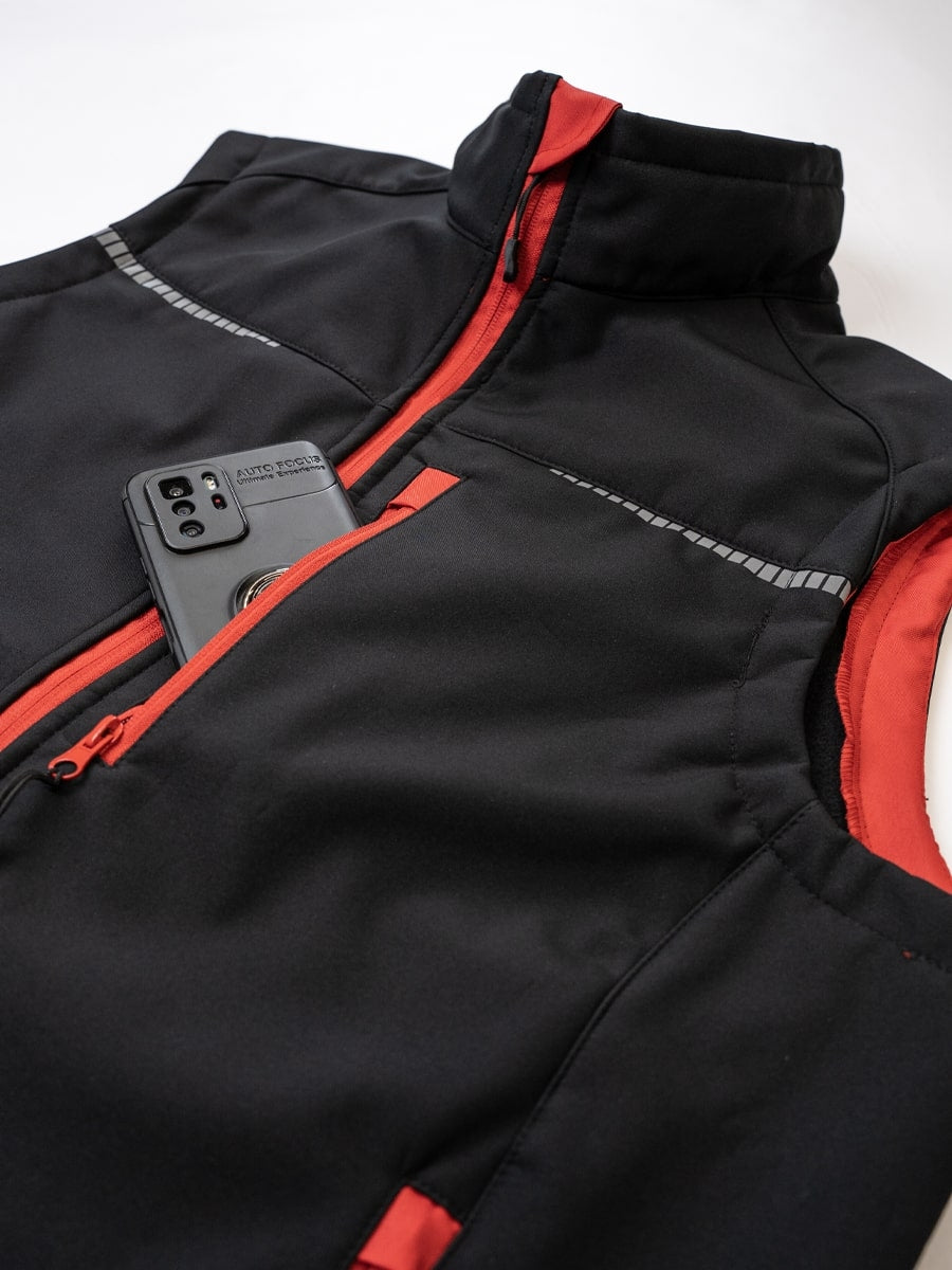 Softshell-Sportweste Nahaufnahme mit Reißverschluss und rot hinterlegter Kapuze am Kragen