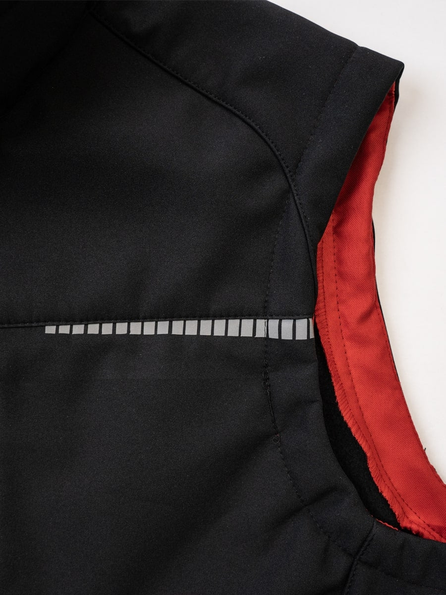 Softshell-Sportweste Detail: Seitennaht und helle Zierlinie, innen rotes Futter sichtbar