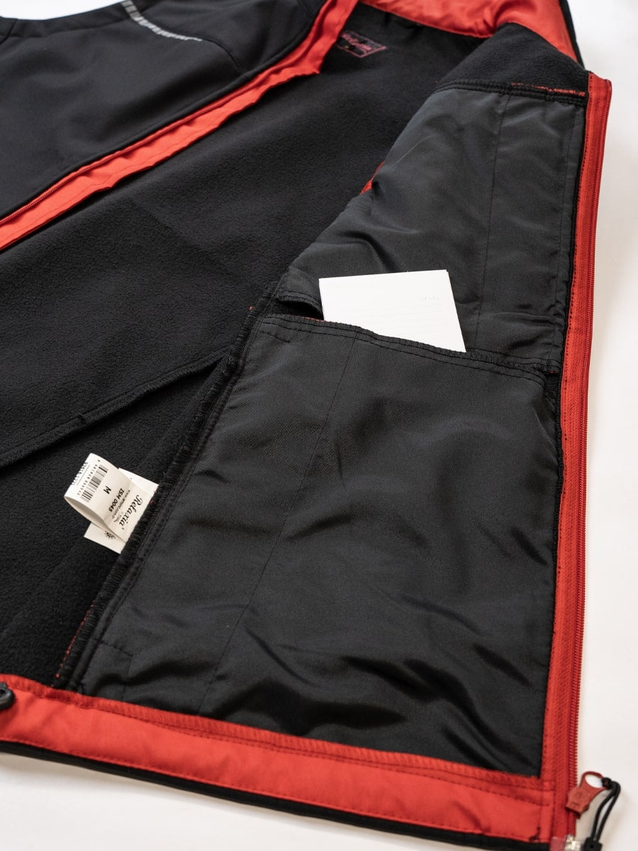 Softshell-Sportweste Innenansicht: schwarze Innenseite mit rotem Saum und eingenähtem Etikett