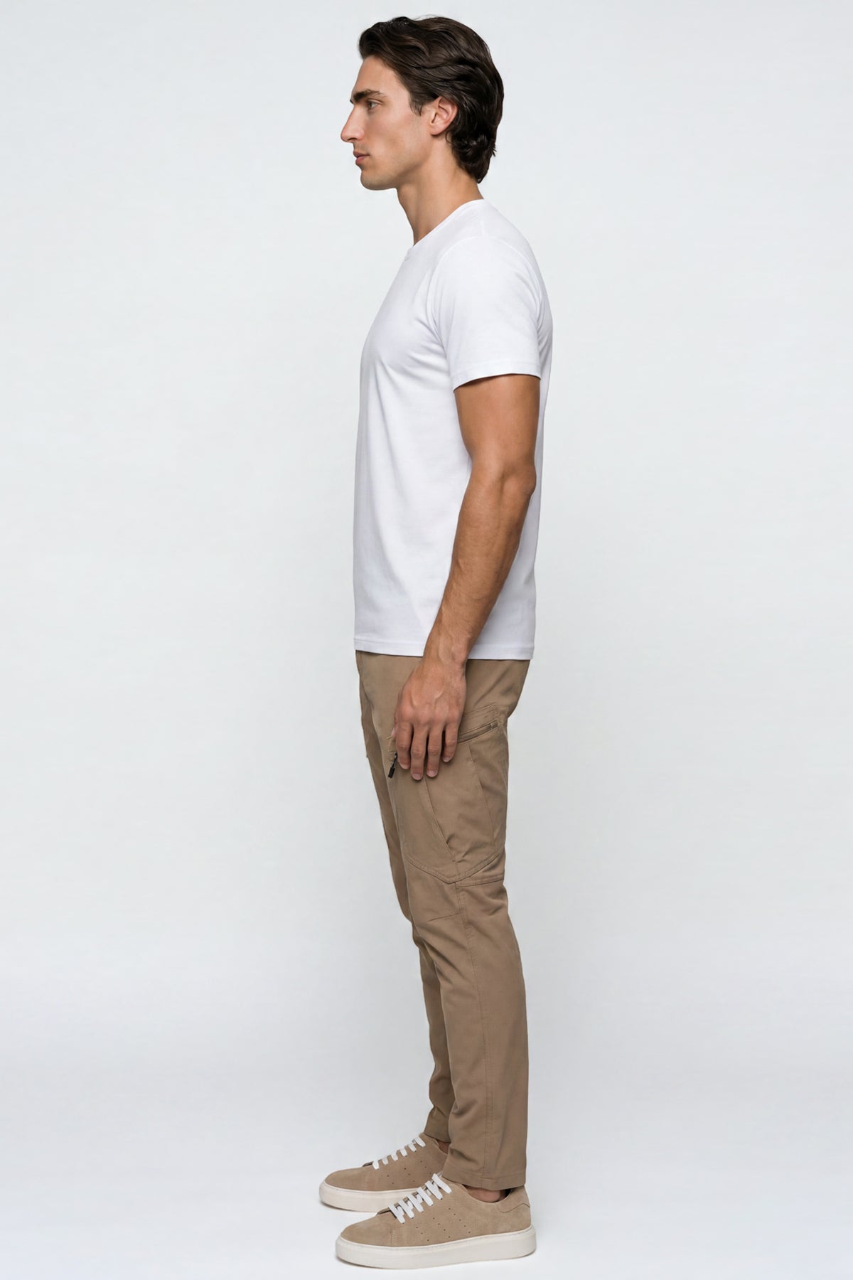 Beige Herren-Outdoorhose in Seitenansicht, mit Taschen und schmalem Knöchelsaum