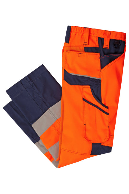 Orangefarbene Bundhose mit dunkelblauen Einsätzen und grauem Reflexband
