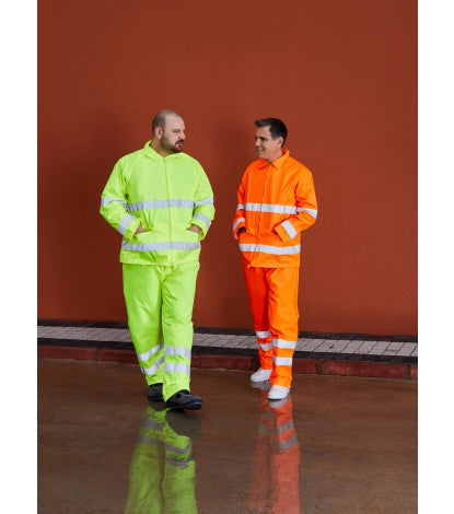 Warnschutz-Regenjacke in leuchtendem Gelb mit Reflexstreifen, an Person getragen