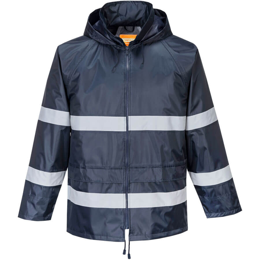 Marineblaue Regenjacke mit Kapuze und weißen Reflexstreifen, durchgehender Frontreißverschluss