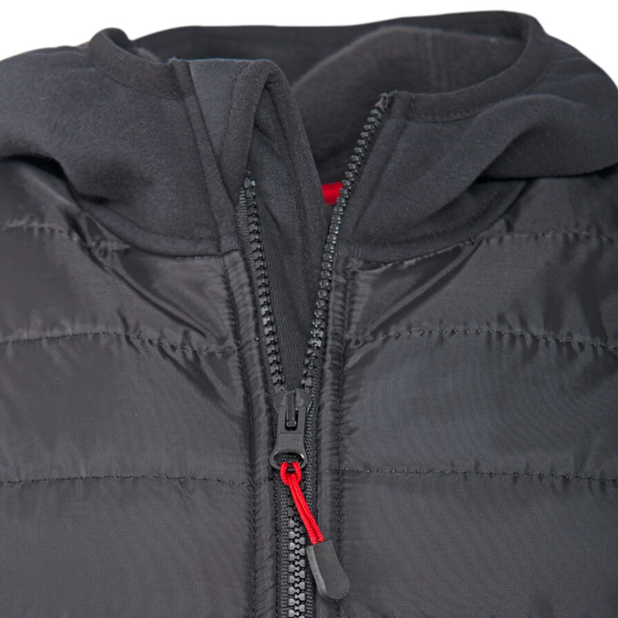 Detailansicht: Kapuze und Steppjacke mit schwarz-rotem Reißverschluss