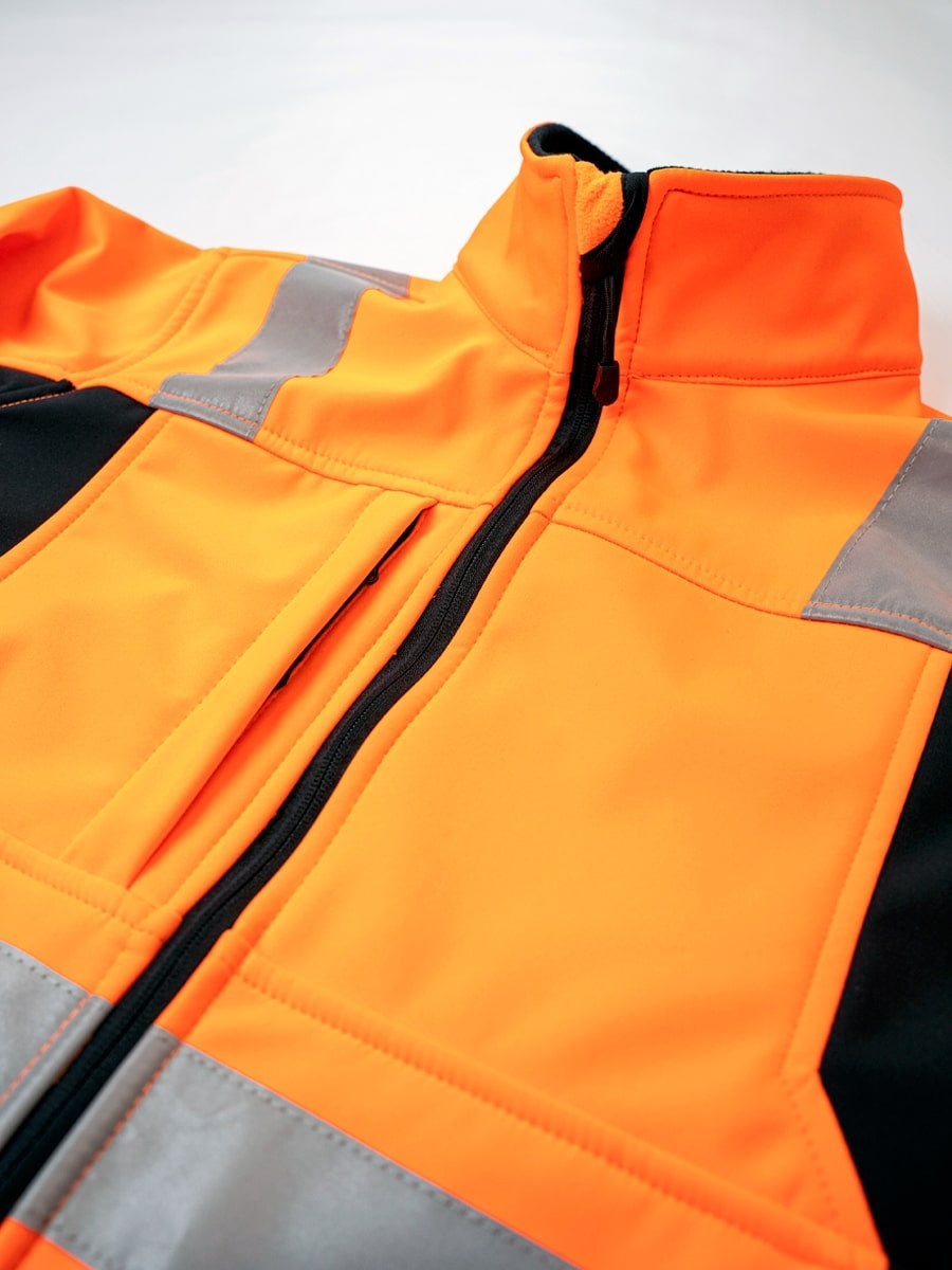 Vorderseite Softshelljacke orange mit Reißverschluss und reflektierenden Frontstreifen
