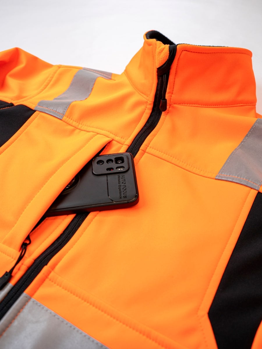 Softshelljacke orange mit Reißverschluss und reflektierenden Einsätzen an der Brust