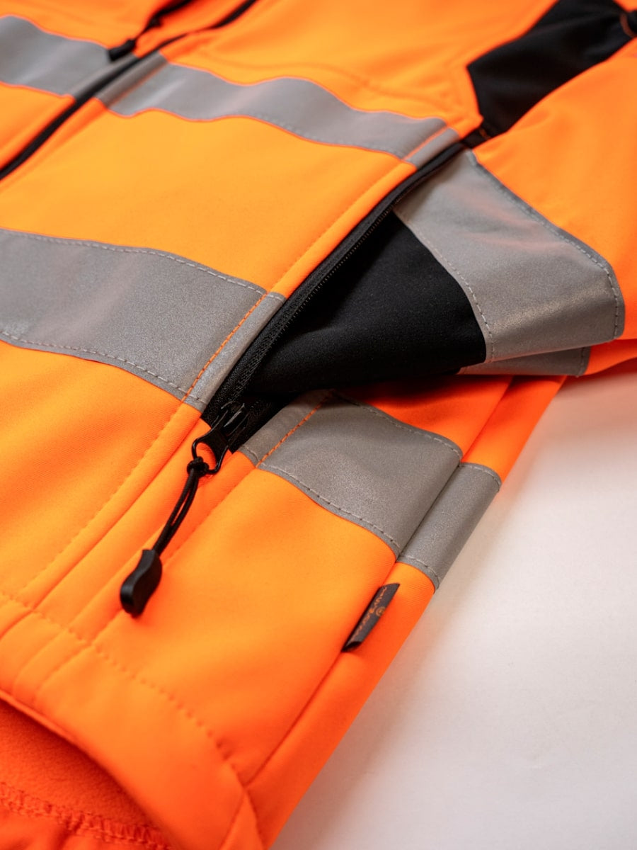 Softshelljacke orange mit Brusttasche, Reißverschluss und grauen Reflexstreifen