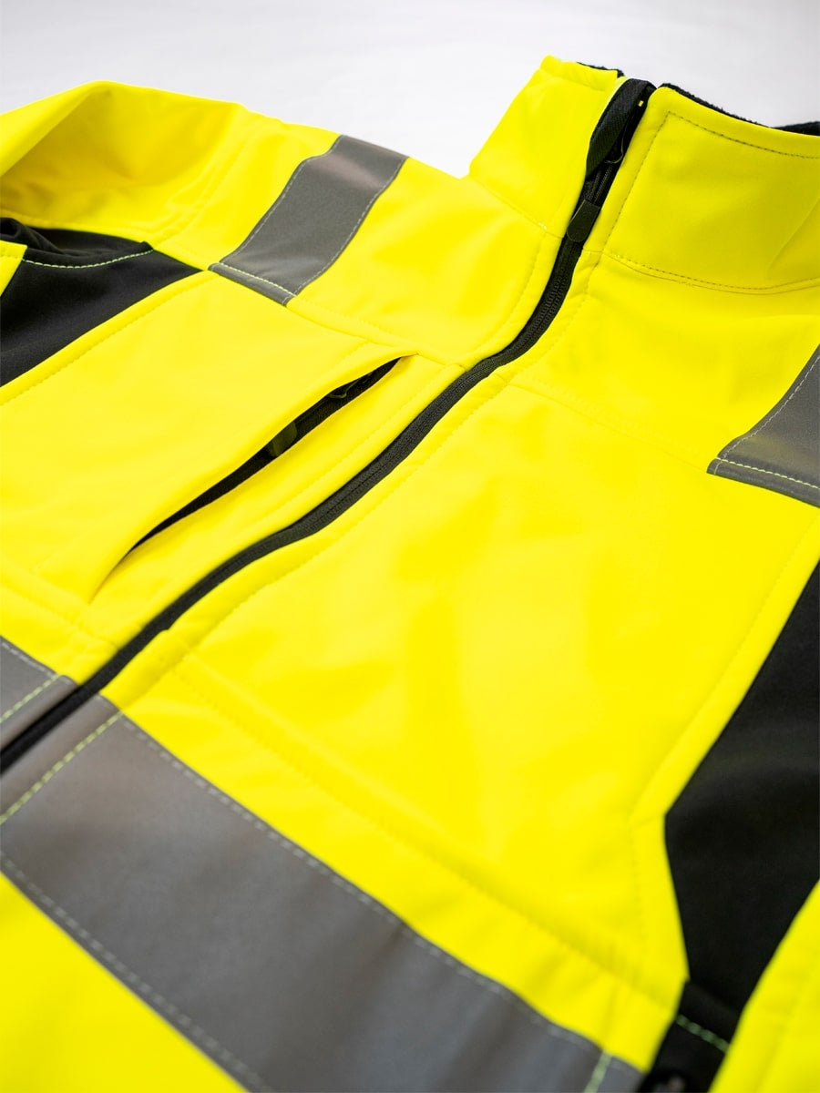 Gelbe Softshelljacke mit Reißverschluss, grauen Reflexstreifen und Schulterpartien