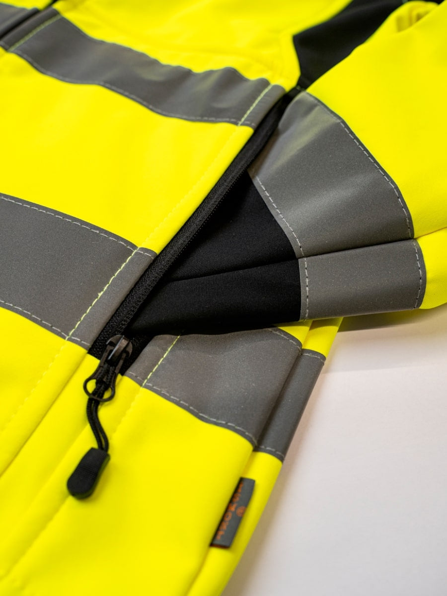 Softshelljacke mit Kordelzug am Saum und grauen Reflexstreifen, Nahaufnahme