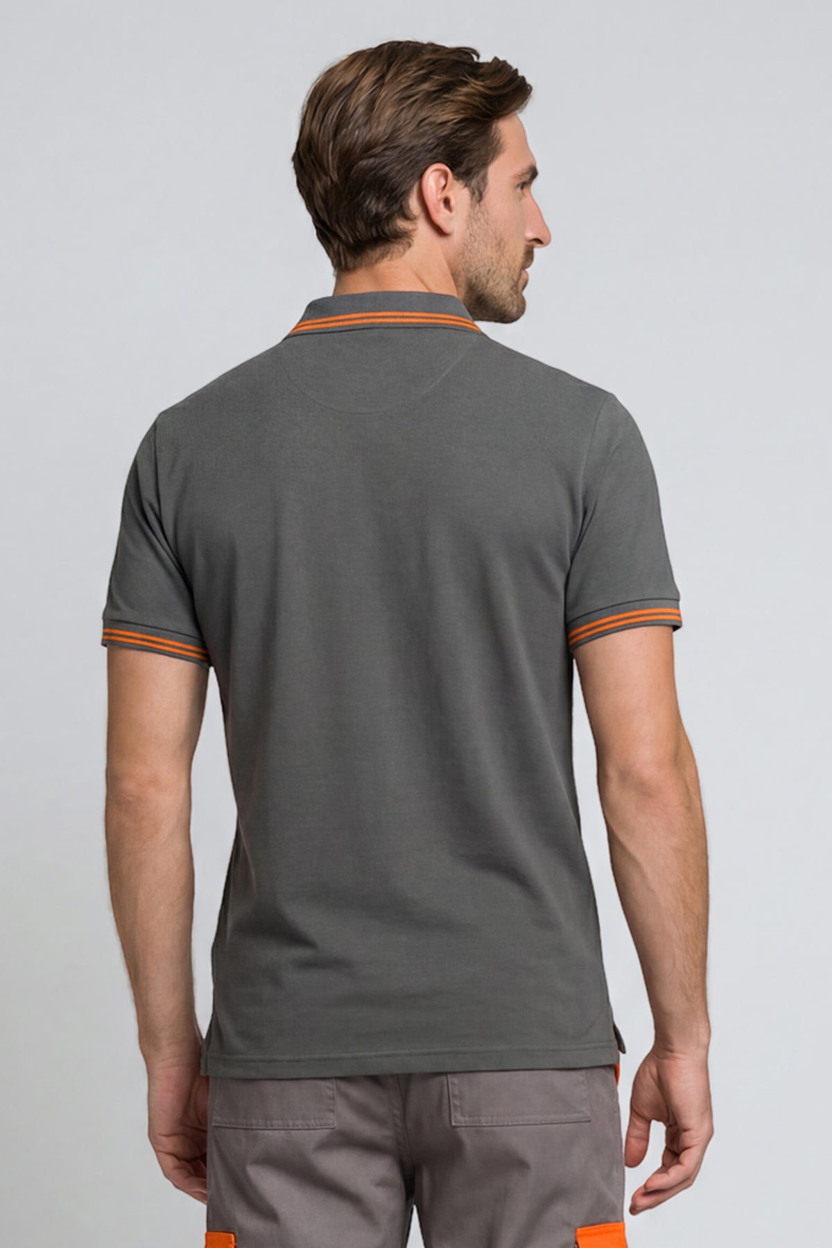 Graues Kontrast-Poloshirt mit orangenen Zierstreifen an Kragen und Bündchen