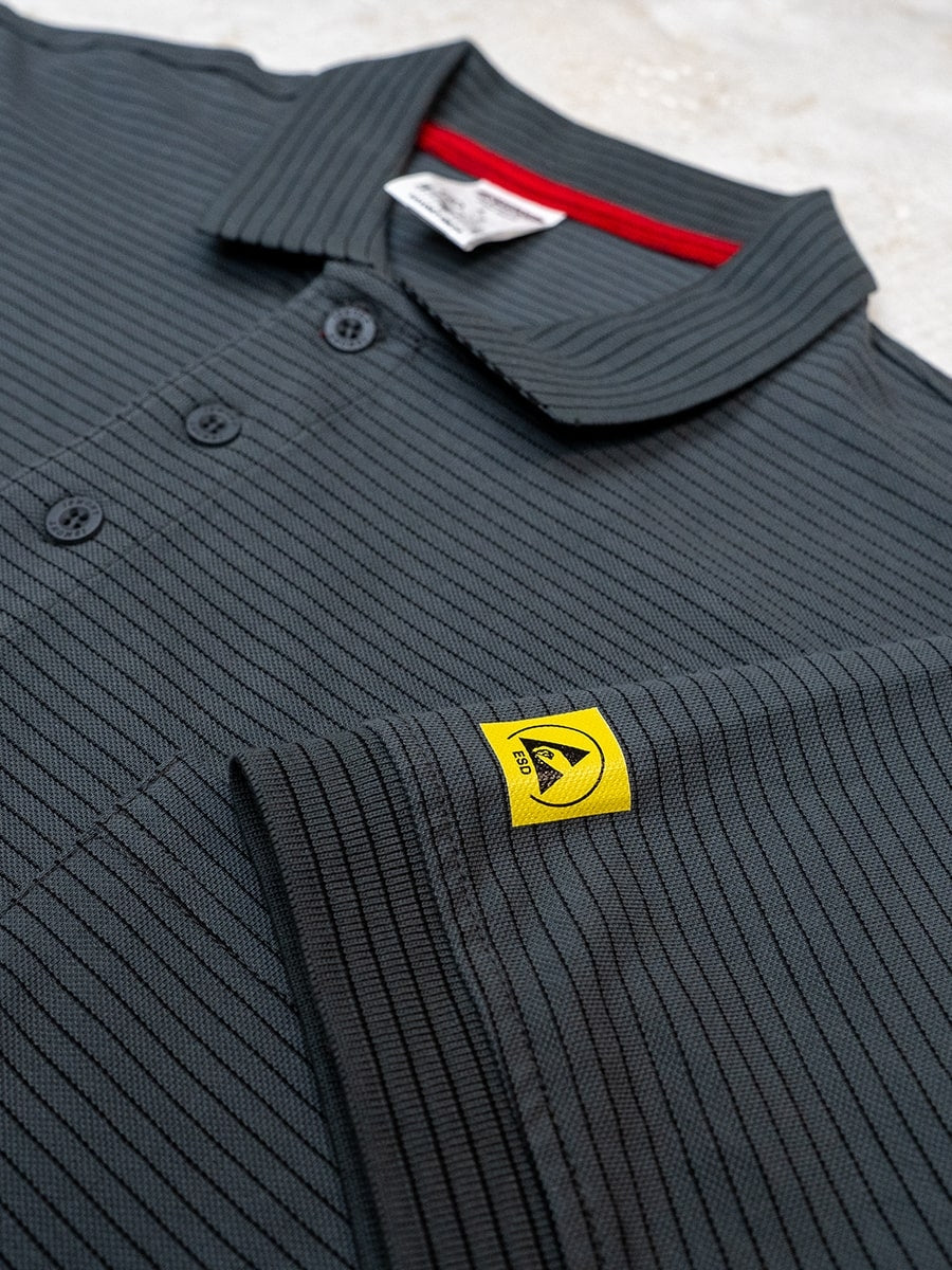 Herren-ESD-Poloshirt Detail: gestreifter Kragen, Knöpfe und gelbes Logo