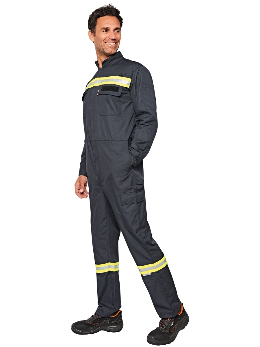 Flammhemmender Overall dunkel mit Reflexstreifen an Armen und Beinen, mit Taschen
