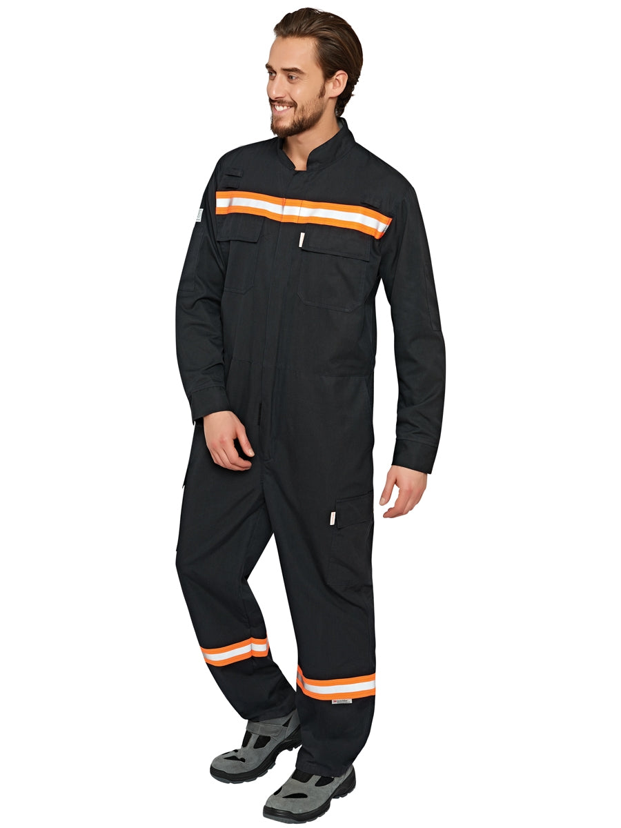 Flammhemmender Overall mit orangefarbenen Reflexstreifen, Reißverschluss und Fronttaschen.