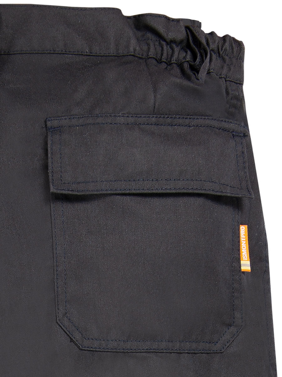 Dunkle Bundhose mit aufgesetzter Cargotasche und elastischem Bund am oberen Bein