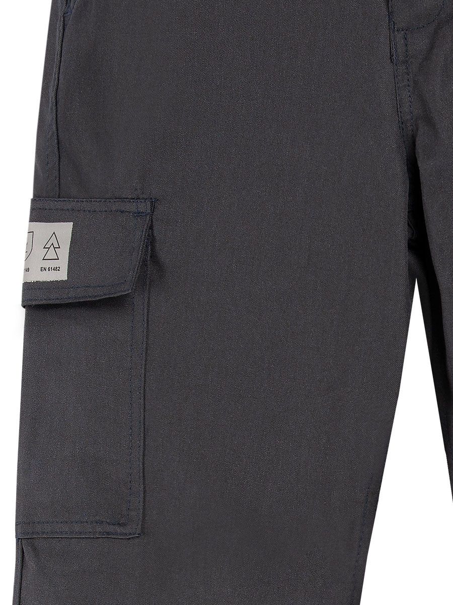 Dunkle Bundhose mit Cargotasche und Klett-Detail am Knie-/Beinbereich