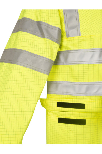Regenjacke neon-gelb mit Reflexbändern am Ärmel und schwarzer Brusttasche